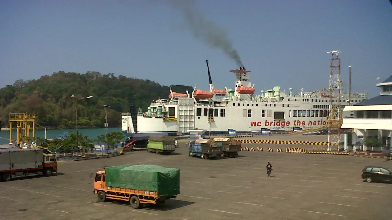 Kapal angkut di Pelabuhan Merak 