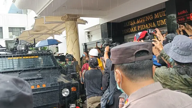 Momen Ferdy Sambo dan Putri Candrawathi turun dari mobil brimob (Merdeka.com/Rahmat Baihaqi)
