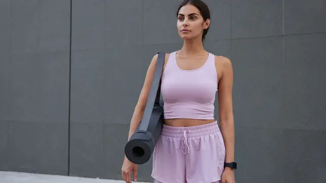 Hindari outfit gym yang terlalu ketat ataupun longgar.