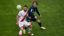 Pemain Real Madrid, Luka Modric, berebut bola dengan pemain Rayo Vallecano, Razvan Rat, dalam laga La Liga Spanyol di Stadion Campo de Fútbol de Vallecas, Sabtu (23/4/2016). (AFP/Curto De La Torre)