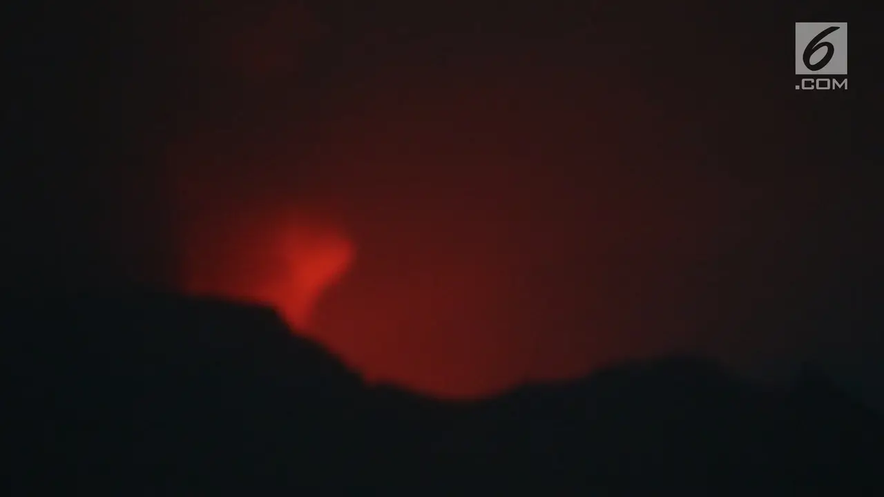 Sinar Api di Puncak Gunung Agung