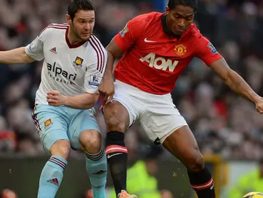 Duel antara Antonio Valencia  dan Matt Jarvis pada pertandingan sepak bola Liga Utama Inggris antara Manchester United dan West Ham United di Old Trafford, Sabtu 21 Desember 2013.(AFP/Andrew Yates).