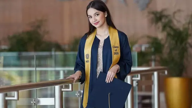 Cut Tari saat Momen Wisuda Putrinya Sydney. [@cuttaryofficial]