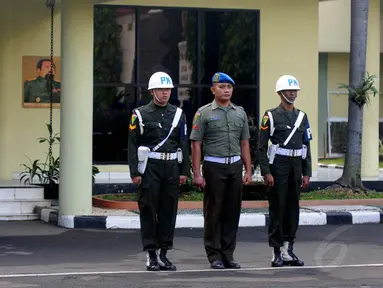 Pratu Heri (tengah) menghadiri upacara pemecatan dirinya di Markas Pusat Polisi Militer (Puspom), Jakarta, Senin (7/7/14). (Liputan6.com/Herman Zakharia)