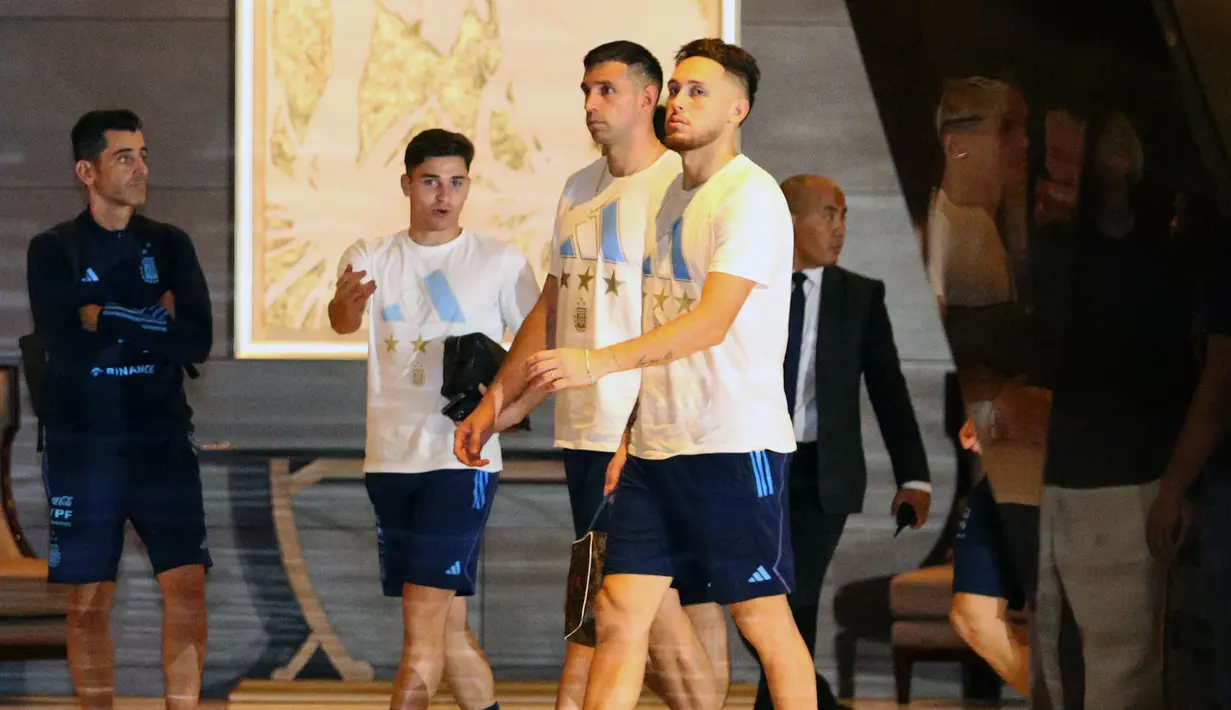 Pemain Timnas Argentina, Julian Alvarez (kiri) dan Emiliano Martinez (tengah) dan Lucas Ocampos, saat tiba di hotel setelah menjalani latihan di Stadion Utama Gelora Bung Karno, Jakarta, Sabtu (17/6/2023). (Bola.com/Bagaskara Lazuardi)