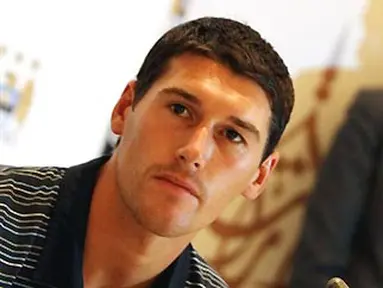 Pemain baru Manchester City, Gareth Barry dalam konferensi pers di Hotel Emirates Palace di Abu Dhabi pada 16 Juli 2009. Manchester City berada di Uni Emirat Arab dalam rangkaian tur pramusim. AFP PHOTO/KARIM SAHIB