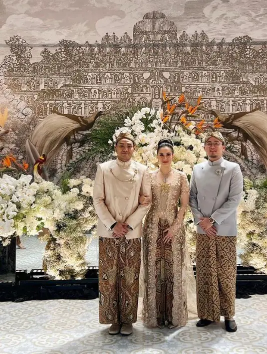 Chelsea Islan resmi dilamar sang kekasih hari ini. Intip potretnya yang tampil anggun berkebaya. (Instagram/abrahamsrijaya).