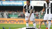 Bek Juventus, Andrea Barzagli, mengalami cedera pada partai melawan Chievo Verona, Minggu (6/11/2016). (AFP)