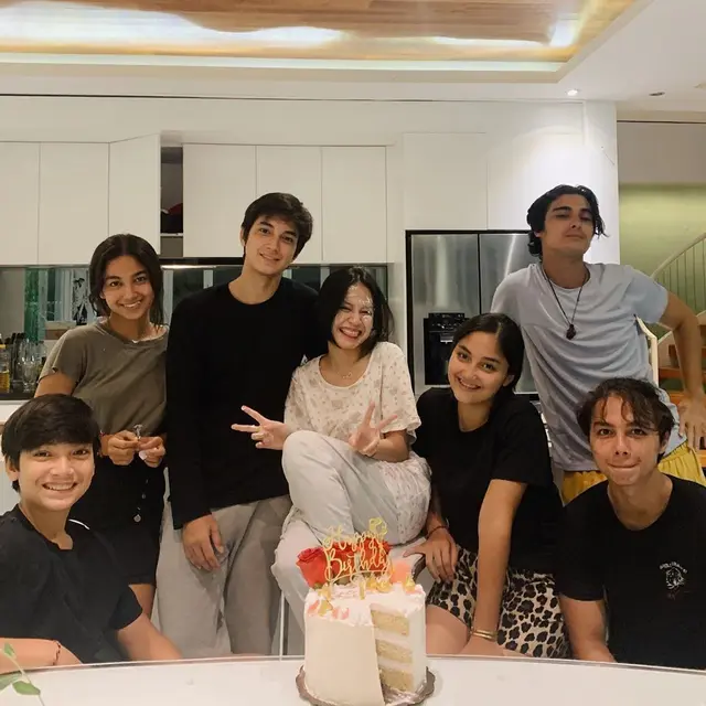 6 Momen Perayaan Ultah Hanggini, Kehadiran Junior Roberts Curi Perhatian