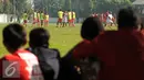 Suporter Persija menyaksikan latihan tim Macan Kemayoran di Lapangan Yon Zikon 14 Jakarta, Jumat (6/5/2016). Persija akan melakoni laga Torabika Soccer Championship presented by IM3 Ooredoolawan Semen Padang, (8/5). (Liputan6.com/Helmi Fithriansyah)