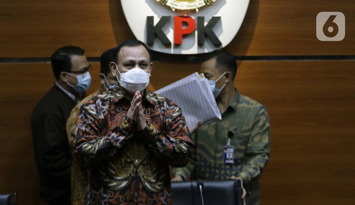 Ketua KPK, Firli Bahuri jelang rilis penetapan dan penahanan pemilik PT AMS, Kiagus Emil Fahmy Cornain di Gedung KPK, Jakarta, Kamis (20/5/2021). Kiagus Emil ditahan terkait dugaan korupsi pembayaran kegiatan fiktif agen PT Asuransi Jasa Indonesia tahun 2010-2014 (Liputan6.com/Helmi Fithriansyah)