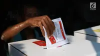 Penghuni Panti Sosial Bina Laras Harapan Sentosa (PSBLHS) 2 memasukan surat suara dalam pemilu serentak di Cipayung, Jakarta Timur, Rabu (17/4). Pada Pemilu 2019, total pemilih dengan disabilitas grahita dan mental yang masuk DPT berjumlah 54.295 pemilih. (Liputan6.com/Immanuel Antonius)