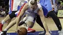 Pemain Detroit Pistons, Beno Udrih mencoba mengontrol bola saat dihalangi para pemain Oklahoma City Thunder pada laga NBA basketball game di Auburn Hills, (14/11/2016).  (AP/Carlos Osorio)