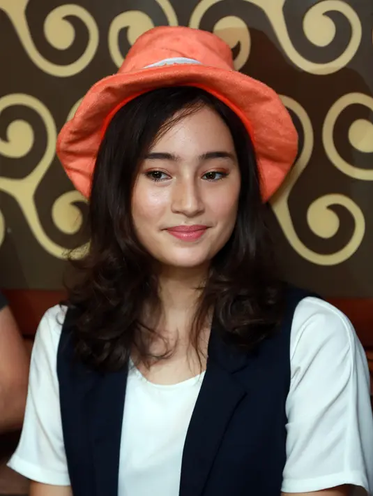 "Indonesia kan tropis. Di sana kan beda. Bulan April lagi transisi summer ke spring, jadi bisa hujan, panas, dingin. Kita selalu kedinginan karena anginnya kenceng," kata aktris kelahiran Jakarta, 21 Mei 1997 ini. (Deki Prayoga/Bintang.com)