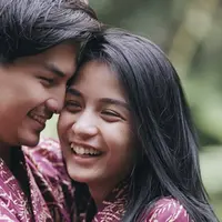 Hanya dengan melihat senyum dan tawa dari pasangan Glenn dan Chelsea saja sudah dapat melihat kebahagiaan dan cinta di antara keduanya. (via instagram/@destinestory)