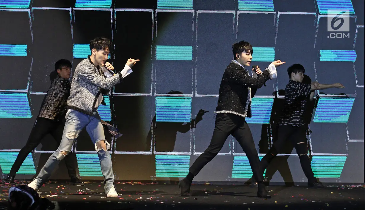 Aksi panggung boyband Super Junior Donghae dan Eunhyuk saat Konser di Korea Brand Entertainment & Expo (KBEE) 2017 di Gandaria, Jakarta, Senin (4/9). Boyband Super Junior D & E membawakan 4 lagu dalam membuka KBEE 2017. (Liputan6.com/Herman Zakharia)