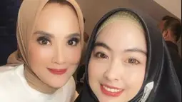 Tidak hanya datang mendukung sang adik ipar, Shindy juga memberikan selamat kepada Elma Theana. Sembari memamerkan potret cantik swafoto keduanya, Shindy juga memuji akting Elma yang keren di film yang bergenre romansa religi tersebut. (Liputan6.com/IG/@dr.shindyputri_)