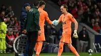 Kiper Tottenham Hotspur asal Republik Ceko #31, Antonin Kinsky (kanan), berjabat tangan dengan kiper Tottenham Hotspur asal Italia #01, Guglielmo Vicario, saat ia diganti selama pertandingan  leg pertama babak 16 besar Liga Champions UEFA antara Club Atletico Madrid dan Tottenham Hotspur di Stadion Metropolitano di Madrid pada 11 Maret 2026. (Javier SORIANO/AFP)