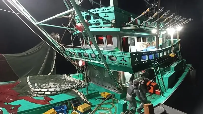 Bakamla RI menangkap kapal ikan asing (KIA) berbendera Vietnam di Perairan Natuna Utara, Sabtu (20/8/2022)