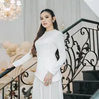 Tampil serba putih, Mahalini Raharja kenakan atasan asimetris lengan panjang dan rok panjang [@mahaliniraharja]