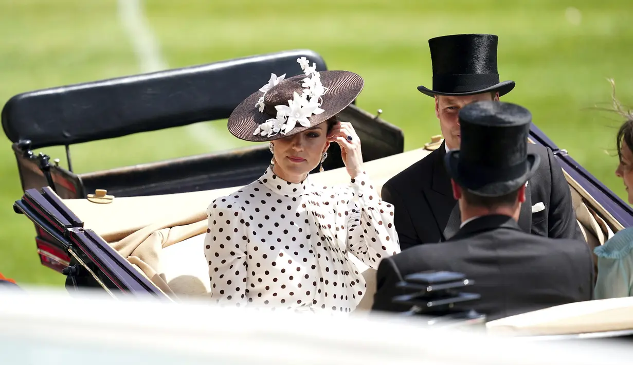 Kate Middleton tiba dengan kereta saat menghadiri hari keempat pertemuan pacuan kuda Royal Ascot di Ascot Racecourse, Ascot, Inggris, 17 Juni 2022. Pangeran William dan Kate Middleton bergabung dengan prosesi kerajaan yang dianggap sebagai pacuan kuda paling populer di Inggris tersebut. (David Davies/PA via AP)
