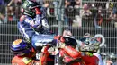 Pebalap Movistar Yamaha, Jorge Lorenzo, merayakan gelar juara dunia kelimanya setelah finis pertama dalam MotoGP Valencia di Sirkuit Ricardo Tormo, Valencia, Spanyol, (8/11/2015). (AFP Photo/Jose Jordan)