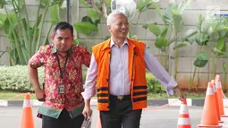 Tersangka mantan Direktur Jenderal Perhubungan Laut (Dirjen Hubla) Kementerian Perhubungan, Antonius Tonny Budiono berjalan memasuki Gedung KPK di Jakarta, Jumat (26/1). (Liputan6.com/Herman Zakharia)
