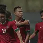 Para pemain Timnas Indonesia U-23 merayakan gol Osvaldo Haay ke gawang Suriah U-23 pada laga persahabatan di Stadion Wibawa Mukti, Bekasi, Rabu (16/11/2017). Indonesia kalah 2-3. (Bola.com/NIcklas Hanoatubun)