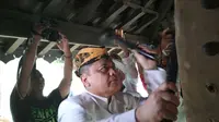 Sultan Keraton Kasepuhan Cirebon PRA Arief Natadiningrat menjalankan tradisi dlugdag dengan memukul bedug berusia 500 tahun. Foto (Liputan6.com / Panji Prayitno)