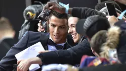 Cristiano Ronaldo berfoto selfie bersama fans sebelum mengikuti acara Anugerah  FIFA Ballon d'Or 2015 di Kongresshaus, Zurich, Selasa (11/1/2016). (AFP Photo/Michael Buholzer)
