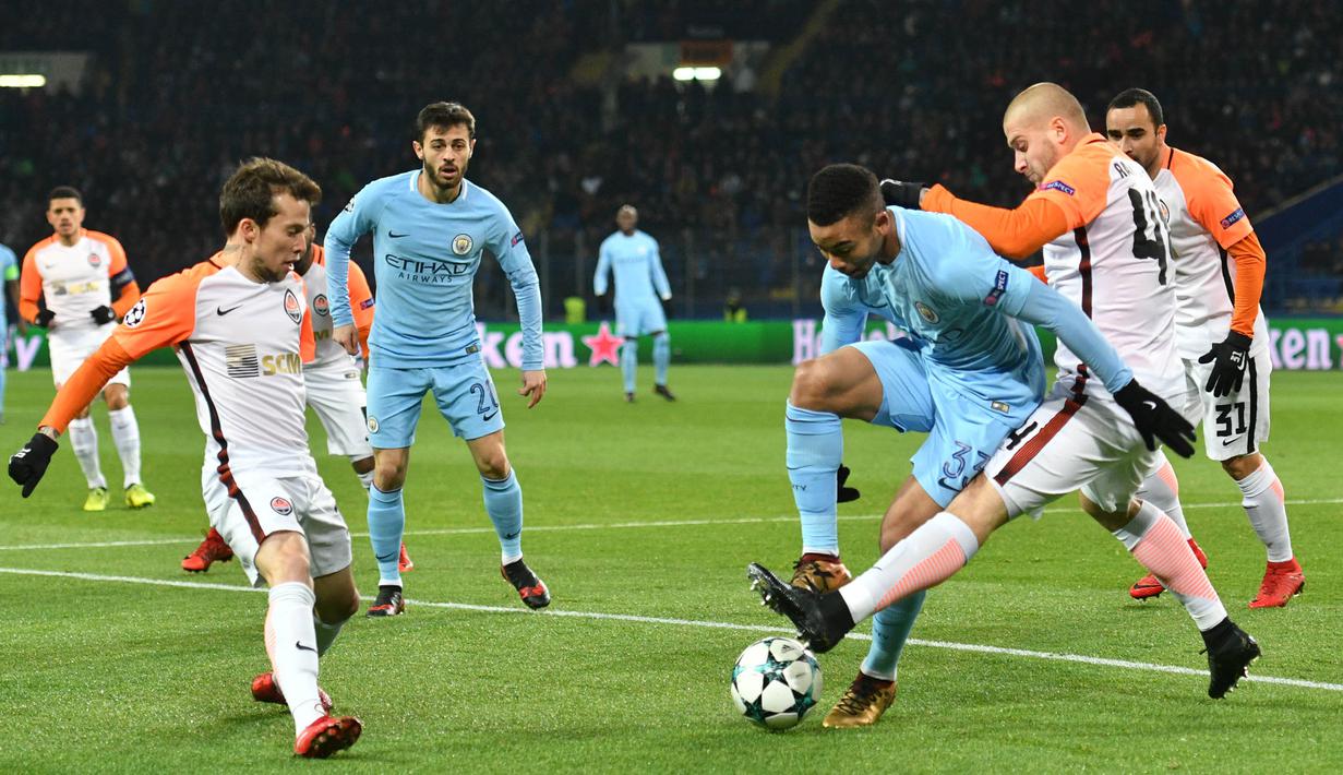 Striker Manchester City, Gabriel Jesus, berusaha melewati bek Shakhtar Donetsk, Yaroslav Rakitskiy, pada laga Liga Champions di Stadion Metalist, Kharkiv, Rabu (6/12/2017). Shakhtar menang 2-1 atas City. (AFP/Genya Savilov)