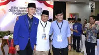 Bakal Capres/Cawapres Pemilu 2019, Prabowo Subianto (tengah) bersama Sandiaga Uno (kanan) dan Agus Harimurti Yudhoyono usai penyerahan syarat pencalonan di Gedung KPU, Jakarta, Jumat (10/8). (Liputan6.com/Helmi Fithriansyah)