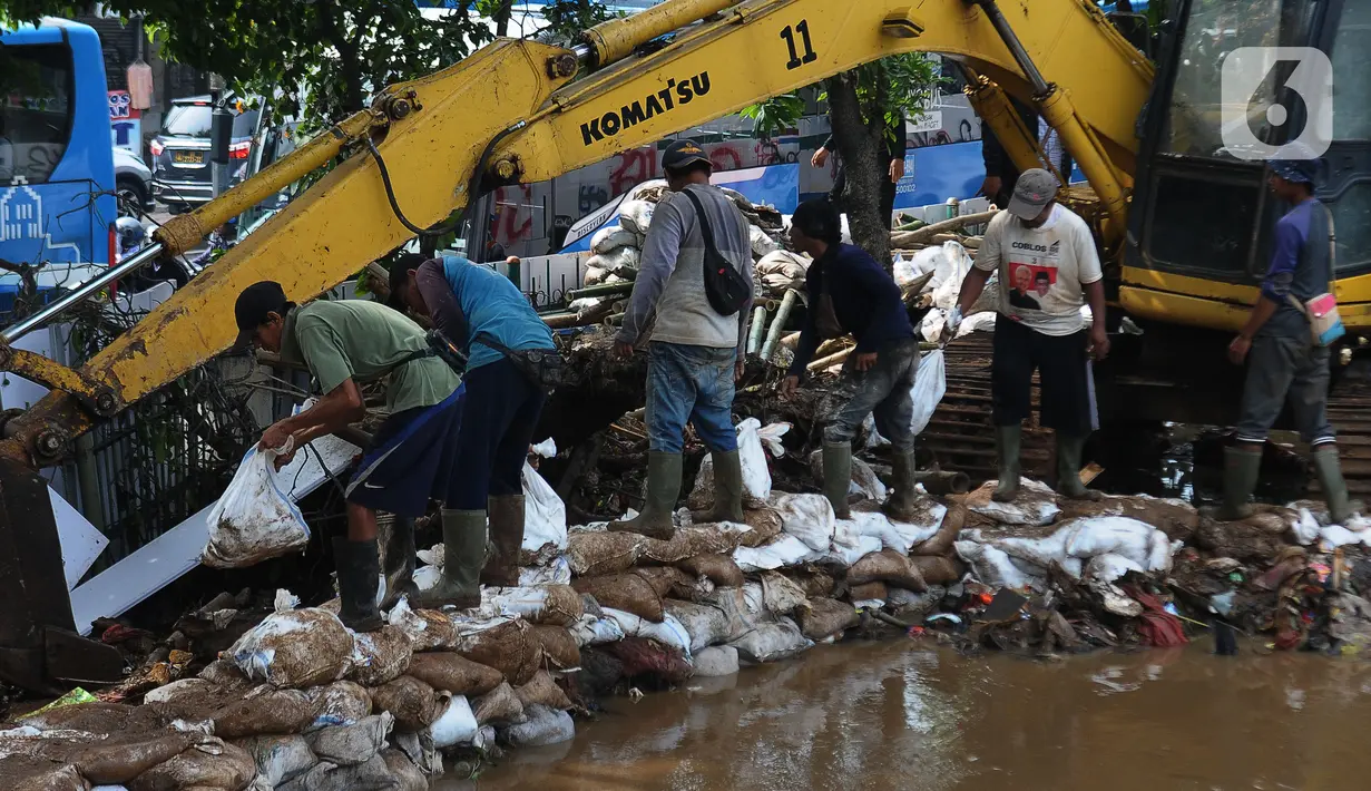 Penanggulangan terhadap tanggul Kalibaru yang jebol itu dilakukan sejak Senin (25/3/2024) pagi. (merdeka.com/Imam Buhori)