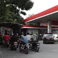 Antrean kendaraan sesaat jelang kenaikan harga Bahan Bakar Minyak (BBM) Bersubsidi di SPBU Kawasan Jalan Siliwangi, Kota Tasikmalaya, Jawa Barat, Sabtu (3/9/2022). Pemerintah resmi menaikkan harga BBM Bersubsidi pada Sabtu (3/9) pukul 14.30 WIB. Harga BBM Subsidi jenis Pertalite naik dari Rp 7650 ke Rp 10.000,- dan Pertamax dari Rp 12.500 ke Rp 14.500,-(Liputan6.com/Helmi Fithriansyah)