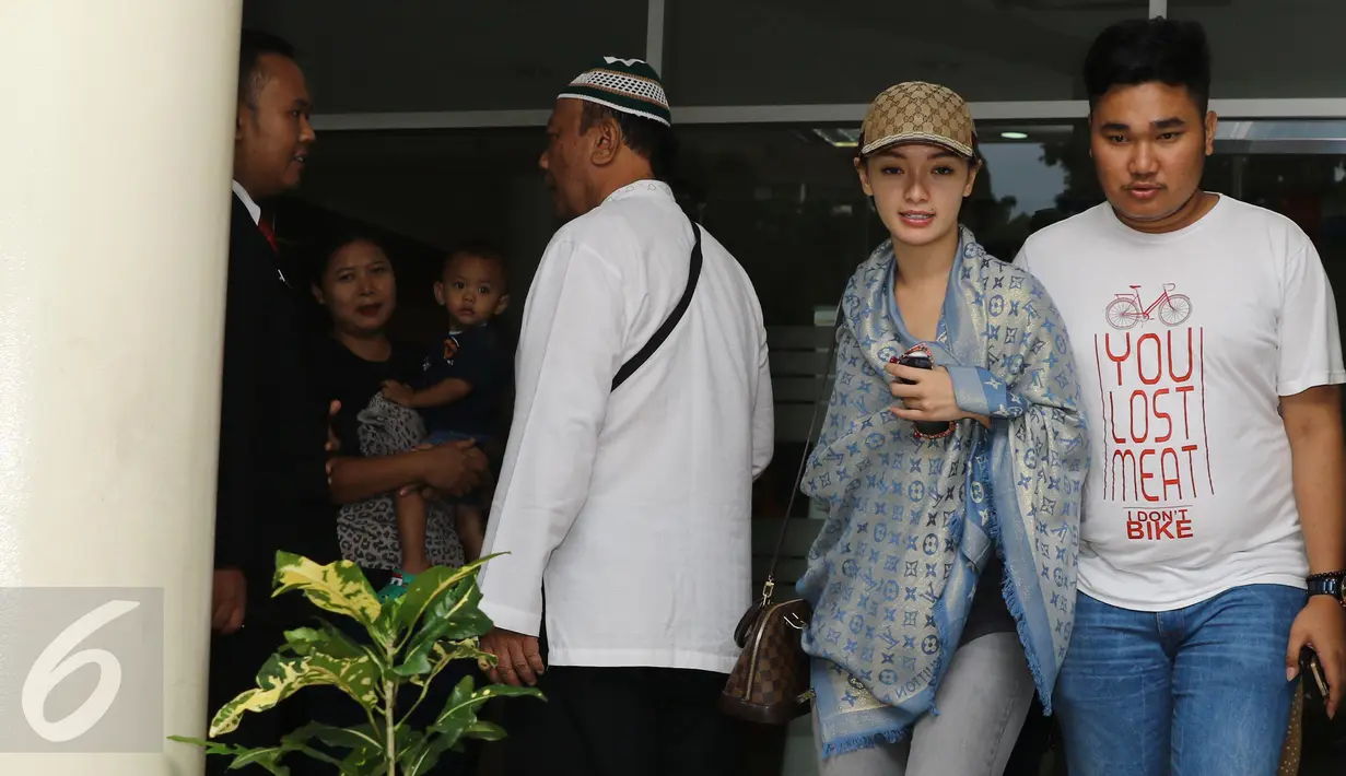 Zaskia Gotik usai menjenguk Julia Perez di RSCM, Jakarta, Selasa (27/12). Zaskia Gotik menyebut kondisi Jupe cukup baik dan segar. (Liputan6.com/Herman Zakharia)