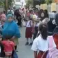 Pascapembunuhan bocah F, puluhan orangtua dari SDN 13 dan 14 Kalideres menunggu putra putrinya yang akan pulang sekolah. 