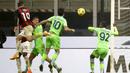 Pemain AC Milan, Theo Hernandez, mencetak gol ke gawang Lazio pada laga Liga Italia di Stadion San Siro, Rabu (23/12/2020). AC Milan menang dengan skor 3-2. (AP/Luca Bruno)