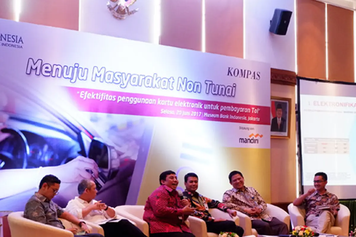 Efektifitas penggunaan kartu elektronik untuk pembayaran tol mulai Oktober 2017 ini.