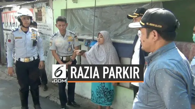 Ibu rumah tangga protes petugas yang melakukan razia parkir liar. Warga memarkir kendaraannya sembarangan meski telah ada tulisan larangan.