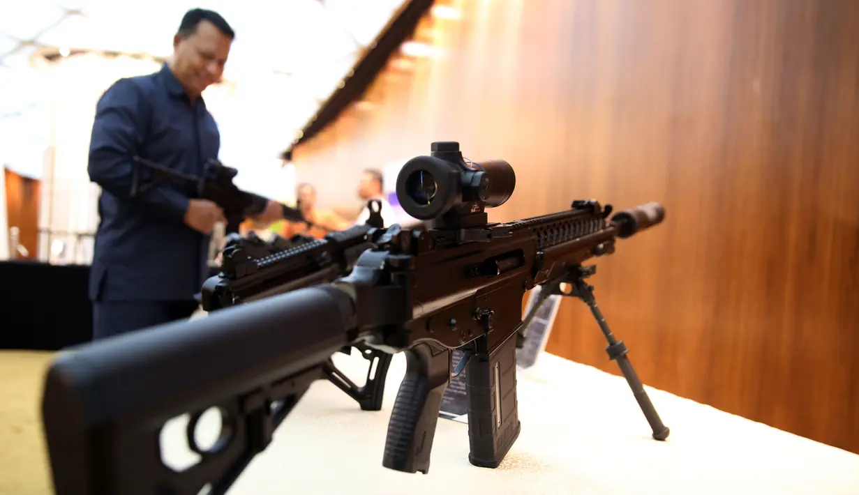 Senjata buatan Pindad dipamerkan dalam acara pemberian hadiah lomba tembak AARM-27/2017 dan AASAM 17 di Jakarta, Rabu (27/12). PT Pindad mengapresiasi  kontingen TNI karena berhasil mendapatkan prestasi. (Liputan6.com/Johan Tallo)