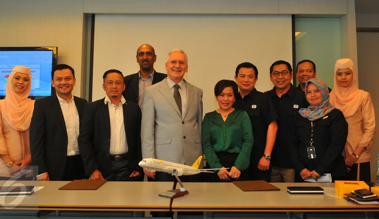 Foto bersama usai penandatangan kerjasama antara Indosiar dengan Royal Brunei Airlines, Jakarta, Senin (16/11/2015). Royal Brunei Airlines mengaku bangga bisa menjadi sponsor program D'Academy Asia. (Liputan6.com/Faisal R Syam)