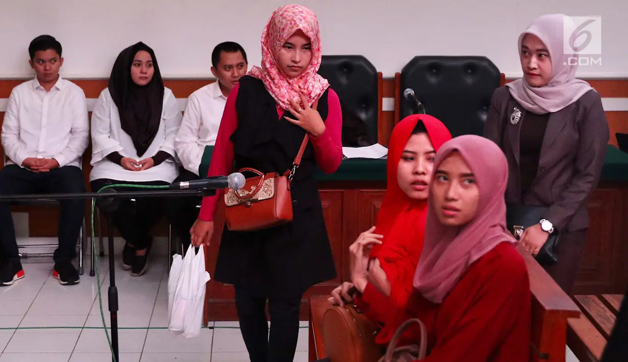 Para saksi hadir untuk memberi kesaksiannya saat sidang kasus dugaan penipuan First Travel di PN Kota Depok, Senin (19/3). 13 saksi tersebut merupakan mantan karyawan First Travel yang dihadirkan Jaksa penuntut umum (JPU). (Liputan6.com/Immanuel Antonius)