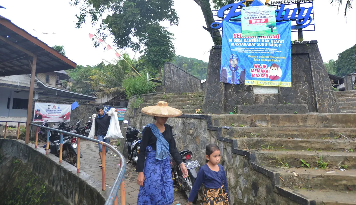 Menyusuri kawasan pemukiman Baduy Luar dari awal Tugu Selamat Datang yang dilengkapi spanduk menjaga protokol kesehatan di Ciboleger hingga berlanjut ke Kampung Belilmbing, Kampung Morango sampai Kampung Gazebo seperti merasakan kembali suasana pada masa sebelum pandemi. (merdeka.com/Arie Basuki)