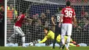 Kiper Benfica, Mile Svilar, berusaha menghalau bola tendangan striker Manchester United, Anthony Martial, pada laga Liga Champions di Stadion Old Trafford, Selasa (31/10/2017). Manchester United menang  2-0 atas Benfica. (AP/Dave Thompson)