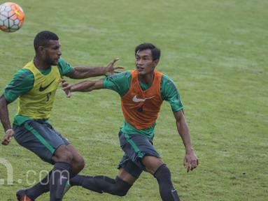 Bek Barito Putera, Hansamu Yama, duel udara dengan striker Persipura Jayapura, Marianus Wanewar, saat seleksi Timnas Indonesia U-22 di Lapangan SPH Karawaci, Banten, Kamis (23/2/2017). (Bola.com/Vitalis Yogi Trisna)