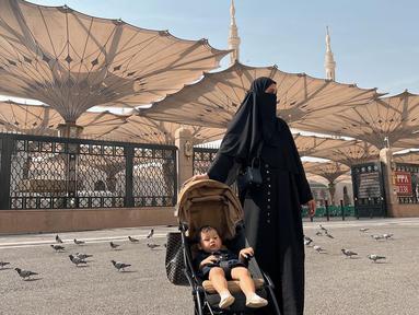 Paula Verhoeven berfoto bersama anak bungsunya saat berada di Masjid Nabawi, Madinah. (Foto: Instagram/ paula_verhoeven)