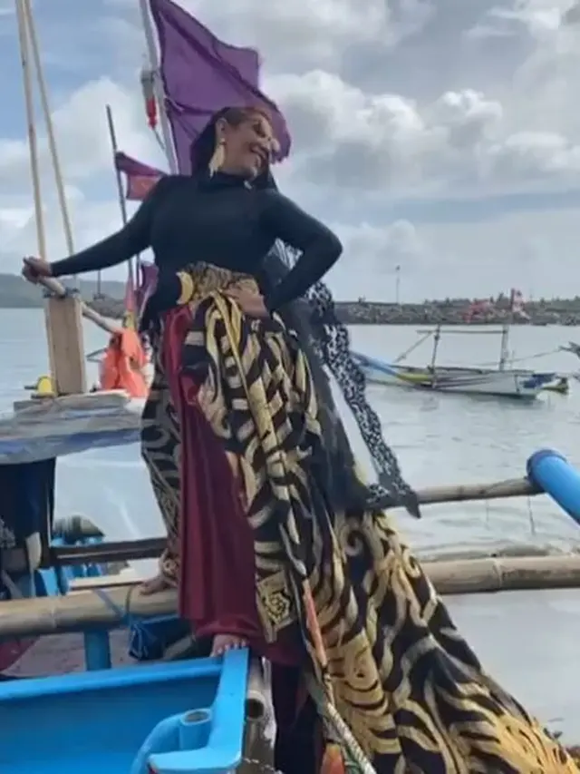 6 Gaya Pemotretan Susi Pudjiastuti di Laut Pangandaran, Bak Model Profesional