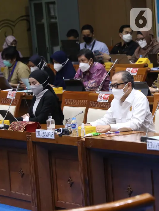 Dirjen Migas Kementerian ESDM Tutuka Ariadji (kanan) didampingi Dirut Pertamina Nicke Widyawati memberikan paparan saat mengikuti rapat dengar pendapat dengan Komisi VII DPR di Kompleks Parlemen, Senayan, Jakarta, Selasa (29/3/2022). (Liputan6.com/Angga Yuniar)
