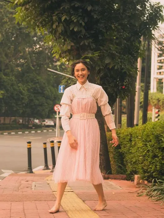 Kali ini, Yasmin Napper tampil feminine dalam balutan puff shirt dan tulle dress. Perempuan yang memulai debut aktingnya sebagai cameo di film Generasi Micin ini menambahkan belt sebagai penamanis. (Instagram/yasminnapper).