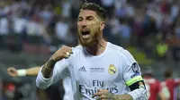 Kapten Real Madrid, Sergio Ramos, merayakan gol yang dicetaknya ke gawang Atletico Madrid pada laga Liga Champions di Stadion San Siro, Italia, Sabtu (28/5/2016). (AFP/Olivier Morin)